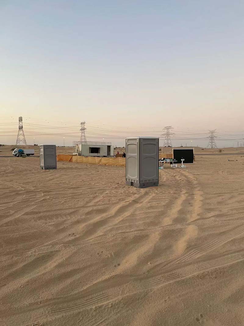 Topindus पोर्टेबल शौचालय रेगिस्तान में