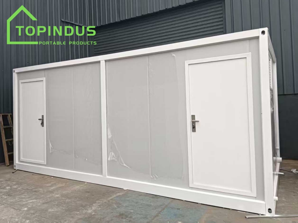 टिकाऊ, पूरी तरह से कार्यात्मक और अनुकूलन योग्य पुरुषों का कंटेनर शौचालय