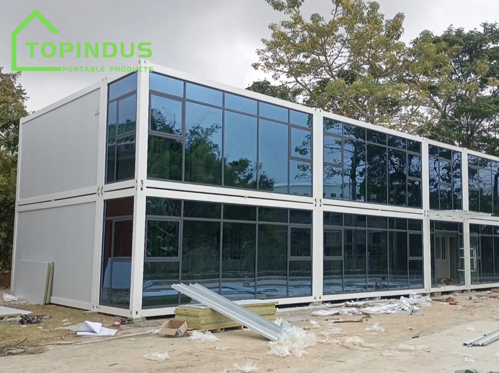 मलेशिया में कार्यालय उपयोग के लिए दो मंजिला फ्लैट पैक कंटेनर हाउस