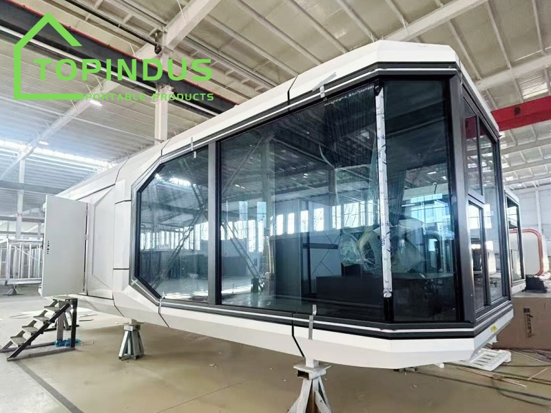 अंतरिक्ष कैप्सूल में टिकाऊ सामग्री और तूफान प्रतिरोधक क्षमता मौजूद है।